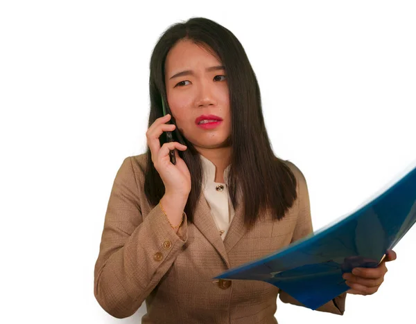 Korporacyjny biznes stres portret młody atrakcyjny zdenerwowany i zestresowany wykonawczy azjatycki chiński kobieta mówi przez telefon komórkowy zmęczony i nieszczęśliwy gospodarstwa papierkowej pracy — Zdjęcie stockowe