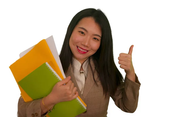 企業の成功の肖像画の若い魅力的な幸せと自信を持って幹部アジアの中国人女性を保持書類フォルダ笑顔陽気なギブアップ親指 — ストック写真