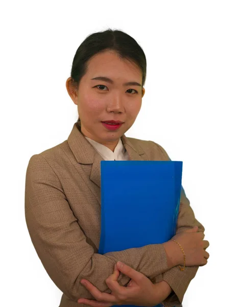 若い魅力的な幸せと自信を持った幹部の企業の成功の肖像アジアの女性は成功した幹部の仕事で笑顔書類のフォルダを保持 — ストック写真