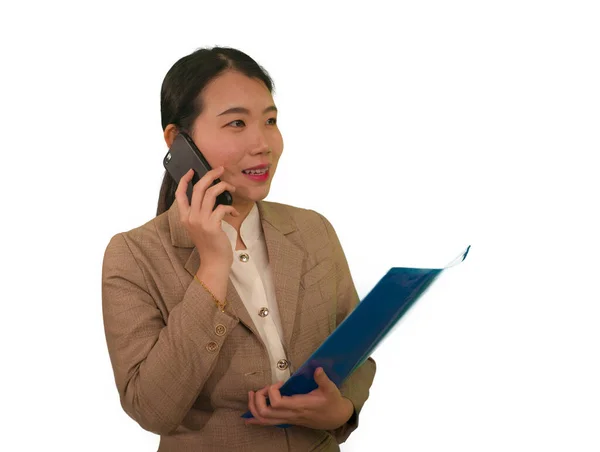 若い魅力的な幸せと自信を持って執行アジアの女性の企業の成功の肖像携帯電話の保持フォルダに話して明るい笑顔 — ストック写真