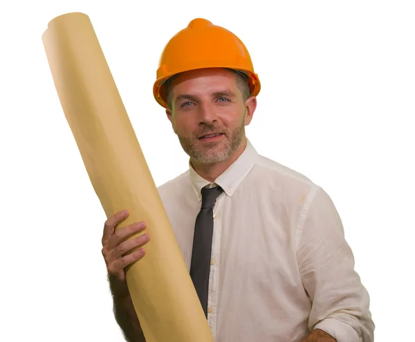 Corporate portret van aantrekkelijke en succesvolle industriële ingenieur of aannemer man in het werken hardhat bedrijf blauwdruk tevreden geïsoleerd op witte achtergrond — Stockfoto