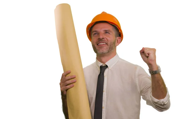 Corporate portret van aantrekkelijke en succesvolle industriële ingenieur of aannemer man in het werken hardhat bedrijf blauwdruk tevreden geïsoleerd op witte achtergrond — Stockfoto