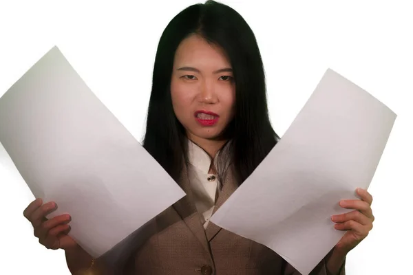 若い魅力的な動揺とストレスのある幹部アジア系韓国人女性のビジネスストレスの肖像激怒した顔の表情に圧倒された疲れと不幸な保持書類 — ストック写真