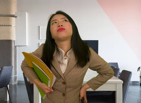 Korporacyjny biznes stres portret młody atrakcyjny zdenerwowany i zestresowany wykonawczy Azji koreański kobieta zmęczony i nieszczęśliwy gospodarstwa papierkowej pracy przytłoczony — Zdjęcie stockowe