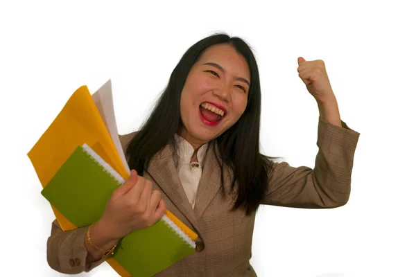 Corporate business successo ritratto di giovane attraente felice e fiducioso esecutivo asiatico cinese donna in possesso di documenti sorridente allegro celebrando il progetto di successo — Foto Stock