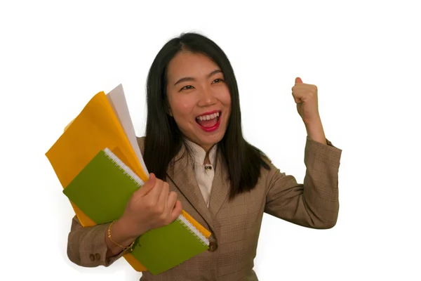 Corporate business successo ritratto di giovane attraente felice e fiducioso esecutivo asiatico coreano donna tenendo documenti sorridente allegro celebrando progetto di successo — Foto Stock