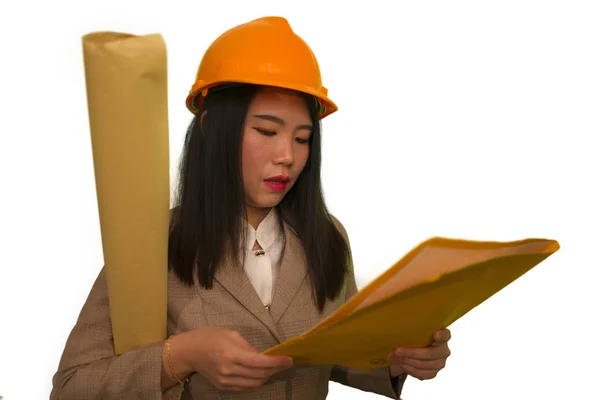 Portret van mooie en zelfverzekerde Aziatische Koreaanse vrouw in hardhat holding gebouw blauwdrukken als architect ingenieur of bouwmeester supervisor in het succes van de zakenvrouw — Stockfoto