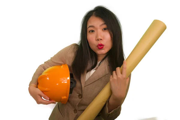 Portret van mooie en gelukkige Aziatische Koreaanse vrouw met hardhat holding gebouw blauwdrukken als architect ingenieur of bouwmeester supervisor in zakenvrouw succes — Stockfoto