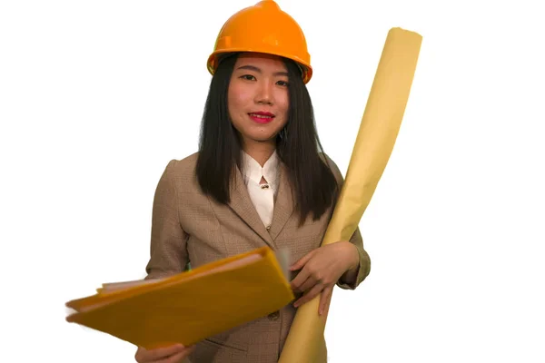 Mooi en gelukkig aziatisch koreaans vrouw in hardhat holding gebouw blauwdrukken als architect ingenieur of bouwheer supervisor in zakenvrouw industrie carrière — Stockfoto