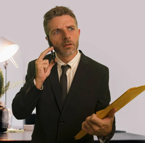 Hombre de negocios estresado y frustrado hablando en el teléfono móvil con informes de papeleo molesto y preocupado en los problemas de negocios y el estrés —  Fotos de Stock