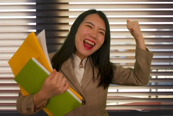オフィスの成功とビジネスライフスタイル-若い幸せと興奮したアジアの女性の肖像-プロジェクトの成功を祝う仕事で明るいジェスチャー笑顔 — ストック写真