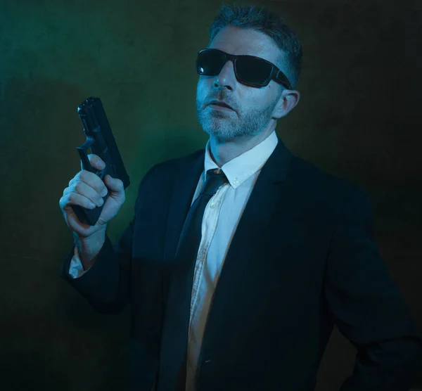 Hombre apuntando pistola - retrato de acción dramática de agente especial atractivo o policía apuntando con pistola en traje y corbata sosteniendo el arma seria en concepto de aplicación de la ley —  Fotos de Stock