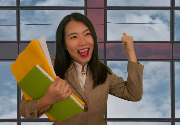 オフィスとビジネスライフスタイル-若い幸せと興奮したアジア系中国人女性の肖像-プロジェクトの成功を祝う仕事で明るいジェスチャー笑顔 — ストック写真
