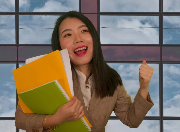 オフィスとビジネスライフスタイル – 若い幸せと興奮したアジア系韓国人女性の肖像プロジェクトの成功を祝う笑顔ジェスチャー陽気 — ストック写真
