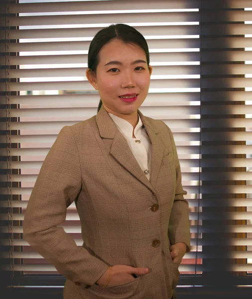 オフィスビジネスライフスタイルの肖像画の美しいと成功したアジアの中国人女性でエグゼクティブ服を着て自信を持って笑顔陽気にポーズでベネチアンブラインドウィンドウ — ストック写真