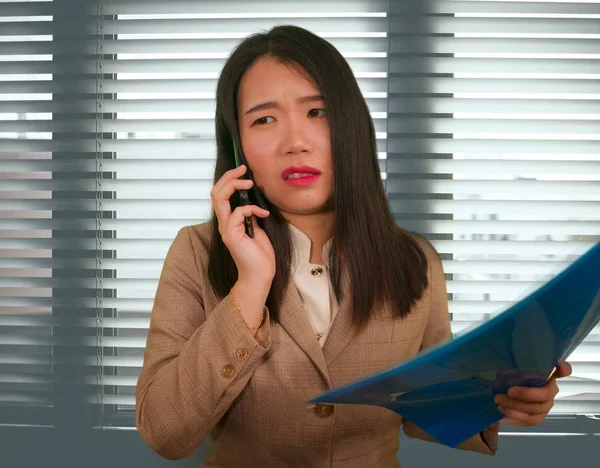 Biuro biznes styl życia portret piękny i zestresowany Azjatycki chiński wykonawczy kobieta pracuje nieszczęśliwy uczucie zmęczenia w rolety cierpi korporacyjny problem stresu pracy — Zdjęcie stockowe