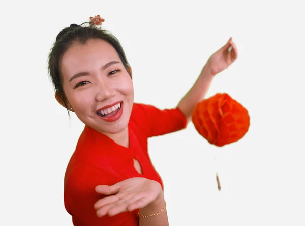 Gelukkig portret van jonge mooie en zoete Aziatische Chinese vrouw in traditionele broodje haar stijl en rode jurk met lantaarn vieren Nieuwjaar in China geïsoleerd in wit — Stockfoto