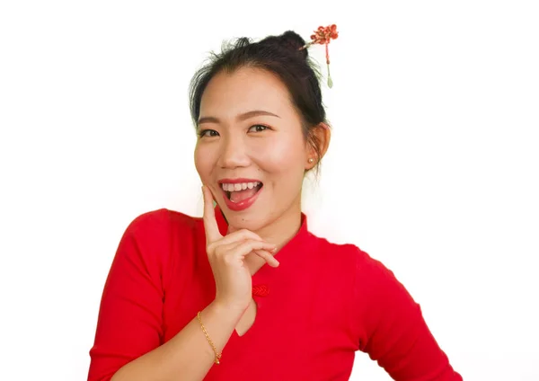 Retrato feliz de jovem bela e doce mulher chinesa asiática em estilo de cabelo de coque tradicional e vestido vermelho segurando lanterna posando brincalhão se divertindo isolado no branco — Fotografia de Stock
