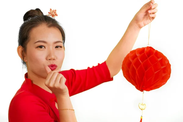 Gelukkig portret van jong mooi en zoet aziatische Chinese vrouw in traditionele broodje haar stijl en rode jurk met lantaarn doen liefde vingers teken vieren Nieuwjaar — Stockfoto