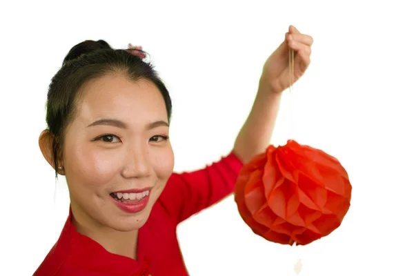 Jeune belle et heureuse fille chinoise asiatique en style de cheveux de chignon traditionnel et robe rouge tenant lanterne célébrant le Nouvel An en Chine isolé en fond blanc souriant gai — Photo