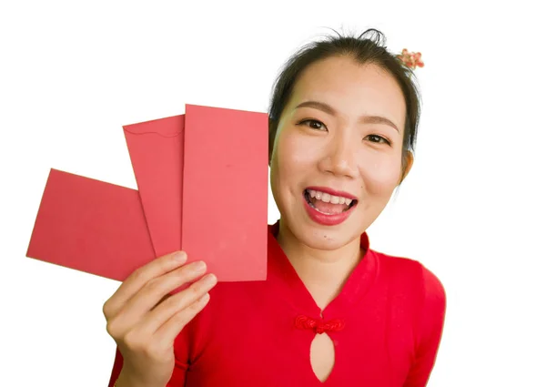 Jong mooi en gelukkig aziatisch Chinees vrouw in traditionele Nieuwjaar rood jurk en haar broodje met rode zak enveloppen met geld als zegen van vrienden en familie — Stockfoto