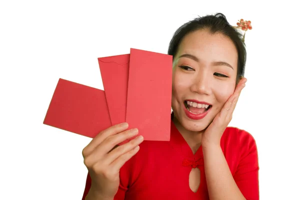 Jong mooi en gelukkig aziatisch Chinees vrouw in traditionele Nieuwjaar rood jurk en haar broodje met rode zak enveloppen met geld als zegen van vrienden en familie — Stockfoto