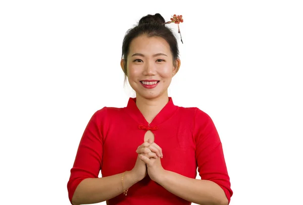Portré fiatal szép és boldog ázsiai kínai nő hagyományos zsemle frizura és piros ruha pózol édes mosolygós vidám elszigetelt fehér háttér Kína kultúra koncepció — Stock Fotó