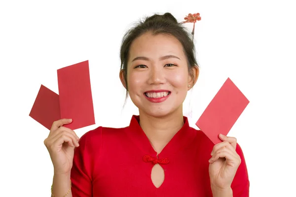 Jong mooi en gelukkig aziatisch Chinees vrouw in traditionele Nieuwjaar rood jurk en haar broodje met rode zak enveloppen met geld als zegen van vrienden en familie — Stockfoto