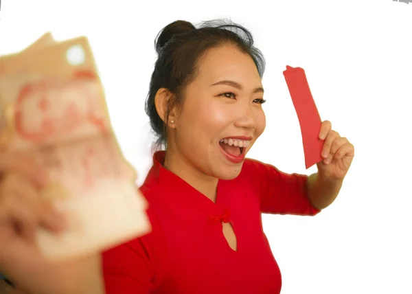 若いです幸せと美しいアジアの中国人女性で伝統的な新年の赤いドレスと髪パン友人や家族からの祝福としてお金で赤いポケット封筒を保持 — ストック写真