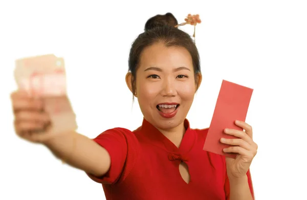 Jong gelukkig en mooi aziatische Chinese vrouw in traditionele Nieuwjaar rode jurk en haar broodje met rode zak enveloppen met geld als zegen van vrienden en familie — Stockfoto