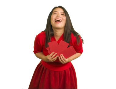 Genç, güzel ve mutlu Asyalı Çinli kadın geleneksel Yeni Yıl elbisesi ve saç topuzu elinde parayla kırmızı cep zarfları ile kutsanmış kutsamanın keyfini çıkarıyor.