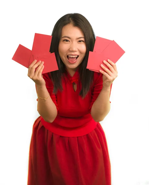 Jong mooi en gelukkig aziatisch koreaans vrouw in traditionele nieuwjaar rood jurk en haar broodje met rode zak enveloppen met geld genieten vrolijk de zegen — Stockfoto