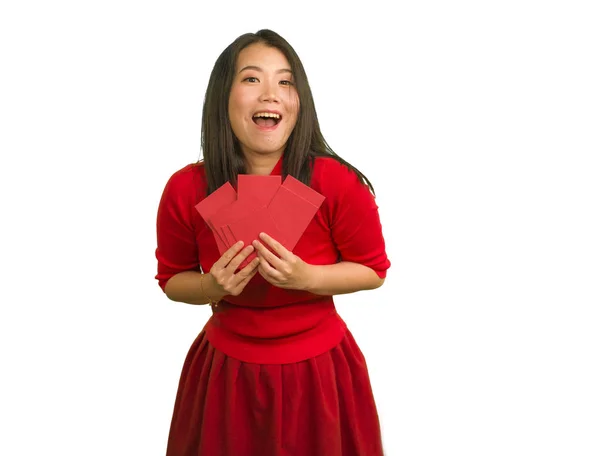 Jong mooi en gelukkig aziatisch koreaans vrouw in traditionele nieuwjaar rood jurk en haar broodje met rode zak enveloppen met geld genieten vrolijk de zegen — Stockfoto