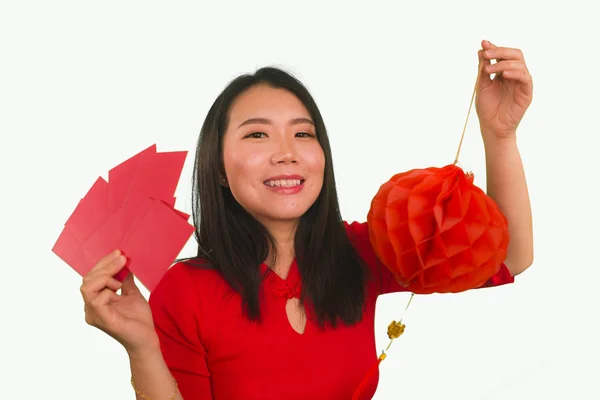 Portret van jonge mooie en gelukkige Aziatische Koreaanse vrouw met traditionele zegen rode zak enveloppen met geld en rode lantaarn vieren opgewonden Chinese Nieuwjaar — Stockfoto