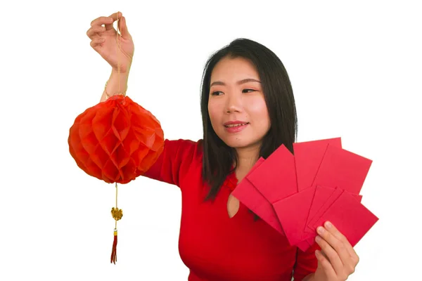 Πορτρέτο των νέων όμορφη και ευτυχισμένη ασιατική κορεατική γυναίκα κρατώντας παραδοσιακή ευλογία κόκκινο φακέλους τσέπη με χρήματα και κόκκινο φανάρι γιορτάζει ενθουσιασμένοι κινεζικό νέο έτος — Φωτογραφία Αρχείου
