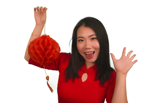 Yoiung gelukkig en mooi aziatische vrouw in traditionele rode jurk met lantaarn opgewonden vieren Chinees nieuwjaar geïsoleerd op witte achtergrond in China cultuur concept — Stockfoto