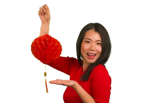Yoiung boldog és gyönyörű ázsiai nő hagyományos piros ruha holding lámpás izgatott ünneplő kínai újév elszigetelt fehér háttér Kína kultúra koncepció — Stock Fotó