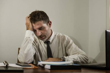 Stresli, çaresiz bir finansal yönetici. Stresli ve bunalmış bir iş adamının iş hayatı portresi. Depresyonda olduğu için sıkıntılı ve endişeli çalışıyor.