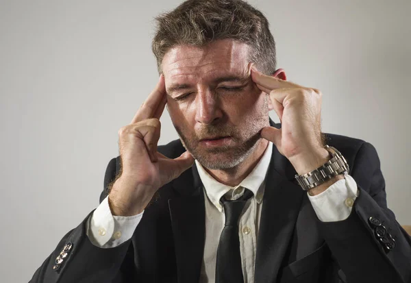 Εξαντλημένος οικονομικός εκτελεστικός άνθρωπος στο άγχος - εταιρική επιχειρηματικό τρόπο ζωής πορτρέτο του στρεσαρισμένου και κουρασμένου επιχειρηματία που πάσχουν από πονοκέφαλο εργασίας απογοητευμένοι έχοντας πρόβλημα — Φωτογραφία Αρχείου