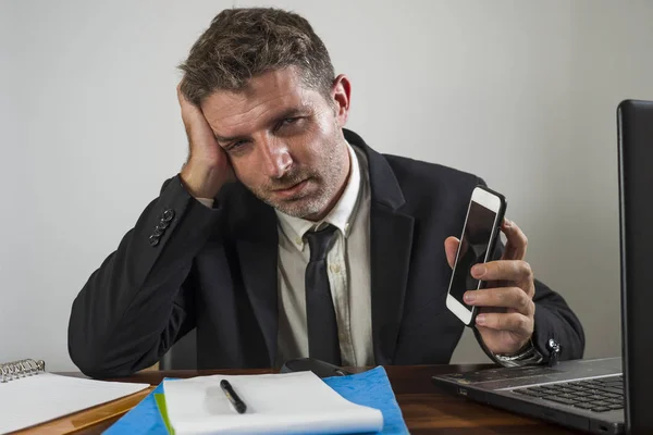 Exhausted financial executive man suffering stress - corporate business lifestyle portrait of stressed and tired businessman working frustrated having problem feeling upset — Stock Photo, Image