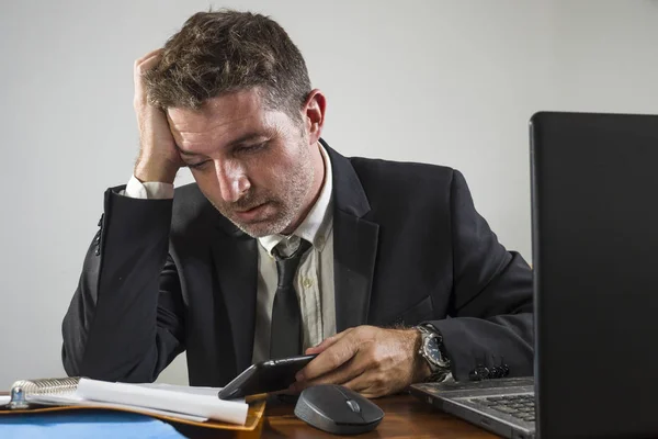 Homem executivo financeiro exausto sofrendo estresse - retrato do estilo de vida empresarial corporativo de homem de negócios estressado e cansado trabalhando frustrado tendo problema em se sentir chateado — Fotografia de Stock