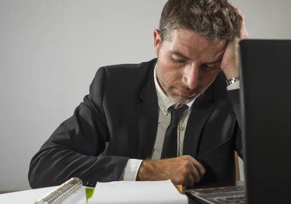 Kimerült pénzügyi végrehajtó férfi szenved stressz - vállalati üzleti életmód portré stresszes és fáradt üzletember dolgozik frusztrált, amelynek probléma érzés ideges — Stock Fotó