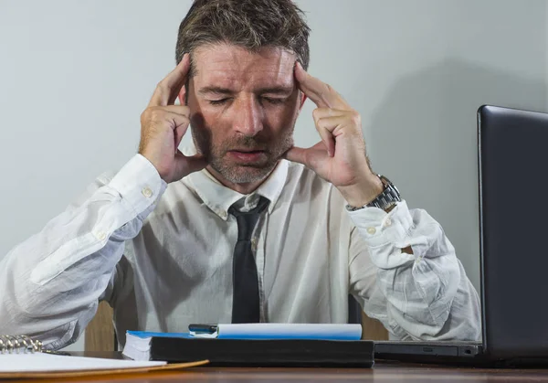 Negocio corporativo estilo de vida retrato de hombre de negocios estresado y agotado trabajando frustrado en la oficina escritorio de la computadora sobrecargado de trabajo con el papeleo como el estrés sufrimiento ejecutivo molesto — Foto de Stock