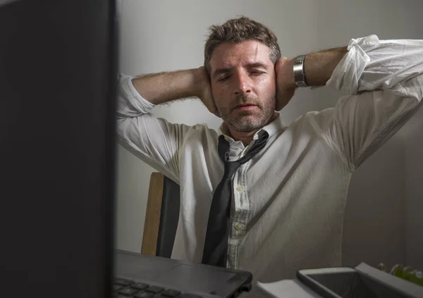 Retrato corporativo do estilo de vida do negócio do homem de negócios estressado e exausto que trabalha frustrado na mesa do computador do escritório sobrecarregado com a papelada como stress de sofrimento executivo chateado — Fotografia de Stock