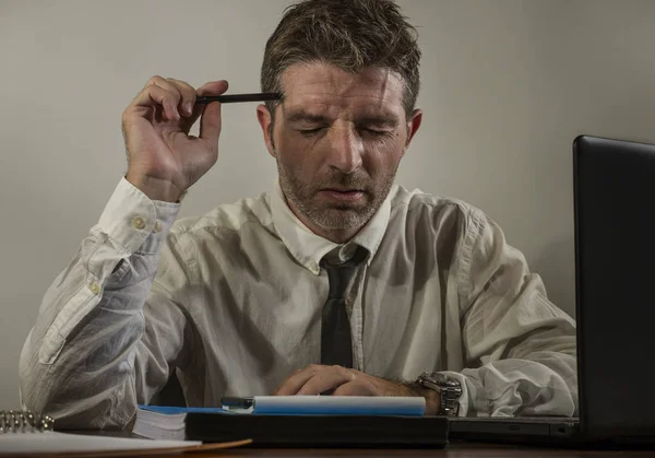 Disperato uomo esecutivo finanziario sotto stress - business corporate lifestyle ritratto di un uomo d'affari stressato e sopraffatto che lavora frustrato e ansioso di avere depressione — Foto Stock