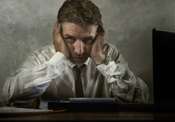Desperat ekonomisk verkställande man i stress - företag affärslivsstil porträtt av stressade och överväldigade affärsman som arbetar frustrerad och orolig att ha depression — Stockfoto