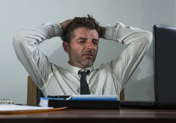 Desperate financial executive man in stress - corporate business lifestyle portrait of stressed and overwhelmed businessman working frustrated and anxious having depression — 스톡 사진