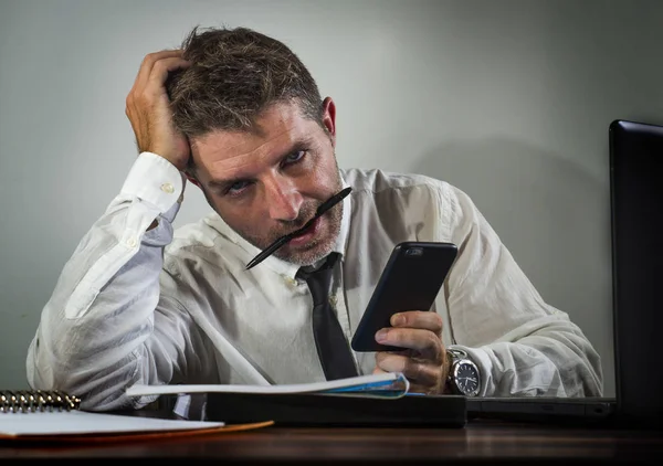 Kétségbeesett pénzügyi végrehajtó férfi a stressz - vállalati üzleti életmód portré stresszes és túlterhelt üzletember dolgozik frusztrált és ideges depresszió — Stock Fotó
