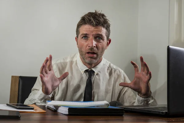 Desperate financial executive man in stress - corporate business lifestyle portrait of stressed and overwhelmed businessman working frustrated and anxious having depression — Stock Photo, Image