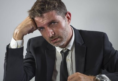 Kurumsal iş stresi - genç umutsuz ve hayal kırıklığına uğramış iş adamı stresli ve bunalımlı ofis bilgisayar masasında bunalımda